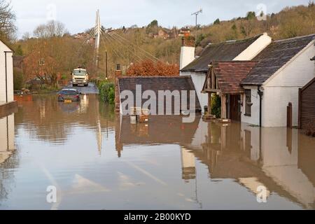 Jackfield, Shropshire, Großbritannien. Februar 2020. Mit dem weiteren Anstieg des Flussniveaus erlebt das Dorf Jackfield in Shropshire sein schlimmstes Hochwasser seit 20 Jahren, während der Fluss Severn seine Ufer platzt, Häuser und Geschäfte überschwemmt. Gutschrift: Rob Carter/Alamy Live News Stockfoto