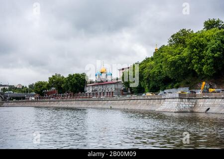 Russische orthodoxe Kirche am Flussufer der Moskwa, Moskau, Russland. Ansicht bilden Sie ein Kreuzfahrtschiff auf dem Fluss. Stockfoto