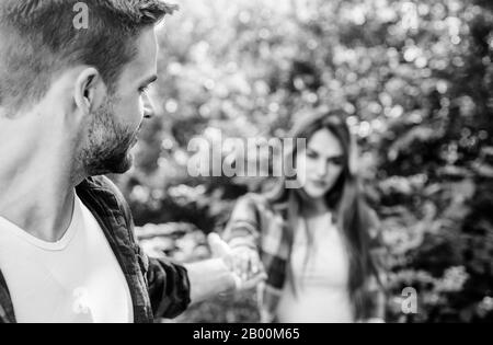 Beginn der Beziehung. Selbst in der Art und Weise, die den Frauen respektvoll ist, während weiterhin ausgehende. Paar Beziehung. Folgen Sie mir. Paar im freien Natur Defokussierten. Paar in der Liebe treffen. Stockfoto