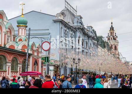 Einkaufsstraße zwischen dem GUMMI (State Department Store) und der Kasaner Kathedrale neben dem Roten Platz und dem Kremlpalast in Moskau Russland Stockfoto