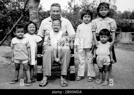 Kambodscha: Khmer Rouge Führer Saloth Sar, aka Pol Pot, sitzt mit Gruppe von Kindern in Anlong Veng, c. 1990. Das Kind auf seinem Schoß ist vermutlich Pol Pots Tochter. Andere können seine Enkel sein, oder die von anderen älteren Khmer Rouge Kadern. Foto wahrscheinlich von Senior KR-Beamter. Stockfoto