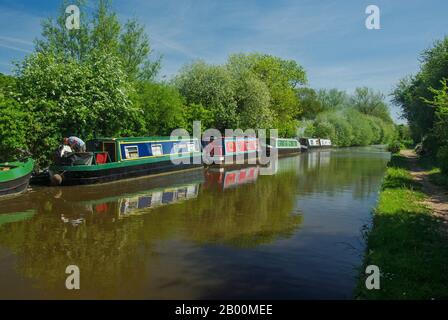 Narrowboats auf dem südlichen Abschnitt des Oxford-Kanals in Aynho Wharf, Northamptonshire, Großbritannien Stockfoto