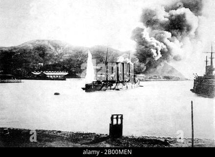 China: Feuer im Öllager in Port Arthur durch japanische Schüsse, 1905, (Russisch-Japanischer Krieg, 8. Februar 1904 – 5. September 1905). Der Russisch-Japanische Krieg (8. Februar 1904 – 5. September 1905) war der erste große Krieg des 20. Jahrhunderts, der aus den rivalisierenden imperialen Ambitionen des Russischen Reiches und des Japanischen Reiches über die Mandschurei und Korea hervorging. Die daraus resultierenden Feldzüge, in denen das japanische Militär den Sieg über die gegen sie angestellten russischen Streitkräfte erlangte, wurden von den Weltbeobachtern unerwartet. Stockfoto