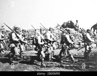 Korea: Japanische Soldaten in der Nähe von Chemulpo (Inchon) Korea, Aug - Sept. 1904. Der Russisch-Japanische Krieg (8. Februar 1904 – 5. September 1905) war der erste große Krieg des 20. Jahrhunderts, der aus den rivalisierenden imperialen Ambitionen des Russischen Reiches und des Japanischen Reiches über die Mandschurei und Korea hervorging. Die daraus resultierenden Feldzüge, in denen das japanische Militär den Sieg über die gegen sie angestellten russischen Streitkräfte erlangte, waren unerwartet. Stockfoto