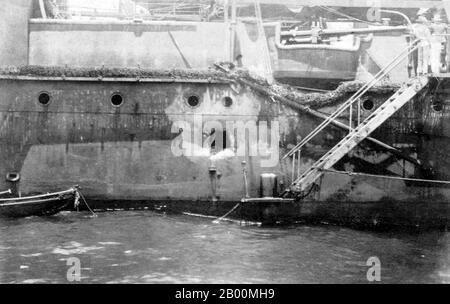 Russland: Das russische Schiff Oleg mit einem klaffenden Loch in der Seite nach der Schlacht (Russisch-Japanischer Krieg, 8. Februar 1904 – 5. September 1905). Der Russisch-Japanische Krieg (8. Februar 1904 – 5. September 1905) war der erste große Krieg des 20. Jahrhunderts, der aus den rivalisierenden imperialen Ambitionen des Russischen Reiches und des Japanischen Reiches über die Mandschurei und Korea hervorging. Die daraus resultierenden Feldzüge, in denen das japanische Militär den Sieg über die gegen sie angestellten russischen Streitkräfte erlangte, waren unerwartet. Stockfoto