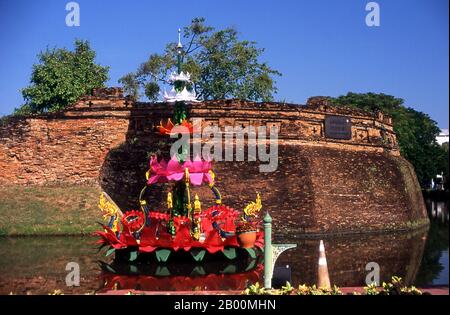 Thailand: Jaeng Katam (Katam Bastion) bei Loy Krathong Festival Time, Chiang Mai. Chiang Mai, manchmal auch als 'Chiengmai' oder 'Chiangmai' geschrieben, ist die größte und kulturell bedeutsamste Stadt im Norden Thailands und ist die Hauptstadt der Provinz Chiang Mai. Es liegt 700 km (435 mi) nördlich von Bangkok, unter den höchsten Bergen des Landes. Die Stadt liegt am Ping-Fluss, einem Hauptausfluss des Chao Phraya-Flusses. König Mengrai gründete die Stadt Chiang Mai (was "neue Stadt" bedeutet) im Jahr 1296 und folgte Chiang Rai als Hauptstadt des Lanna-Königreichs. Die Stadt war von einem Graben umgeben. Stockfoto