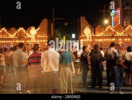 Thailand: Pratu Thaphae (Thaphae Gate) bei Nacht, Chiang Mai. Chiang Mai, manchmal auch als 'Chiengmai' oder 'Chiangmai' geschrieben, ist die größte und kulturell bedeutsamste Stadt im Norden Thailands und ist die Hauptstadt der Provinz Chiang Mai. Es liegt 700 km (435 mi) nördlich von Bangkok, unter den höchsten Bergen des Landes. Die Stadt liegt am Ping-Fluss, einem Hauptausfluss des Chao Phraya-Flusses. König Mengrai gründete die Stadt Chiang Mai (was "neue Stadt" bedeutet) im Jahr 1296 und folgte Chiang Rai als Hauptstadt des Lanna-Königreichs. Die Stadt war von einem Graben umgeben. Stockfoto