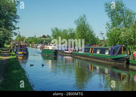 Narrowboats auf dem südlichen Abschnitt des Oxford-Kanals in Aynho Wharf, Northamptonshire, Großbritannien Stockfoto