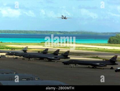 BIOT (Britisches Territorium im Indischen Ozean): USAF B-1 Bomber auf der Luftbasis auf Diego Garcia. Das Britische Territorium im Indischen Ozean (BIOT) oder Chagos-Inseln (früher die Ölinseln) ist ein Überseegebiet des Vereinigten Königreichs, das im Indischen Ozean liegt, auf halbem Weg zwischen Afrika und Indonesien. Das Gebiet umfasst eine Gruppe von sieben Atollen, die mehr als 60 einzelne Inseln umfassen und etwa 500 Kilometer (310 Meilen) südlich des Archipels der Malediven liegen. Die größte Insel ist Diego Garcia (Fläche 44 km Quadrat), der Ort einer gemeinsamen militärischen Anlage des Vereinigten Königreichs und der Vereinigten Staaten. Stockfoto