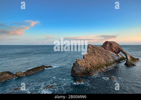 BOW FIDDLE ROCK PORTKNOCKIE MORAY FIRTH SCOTLAND FEBRUAR FRÜHEN MORGEN LICHT AUF DEM FELSEN EIN WINTERAUFGANG Stockfoto