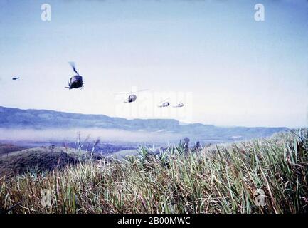 Vietnam: US Huey Hubschrauber nähern sich der Landezone bei Dak To, November 1967. Die Schlacht von Đắk Tô war eine Reihe von großen Engagements des Vietnamkrieges, der zwischen dem 3. November und dem 22. November 1967 in der Provinz Kontum, im Zentralhochland der Republik Vietnam (Südvietnam) stattfand. Die Aktion in Đắk Tô war eine von einer Reihe von Offensivinitiativen der Volksarmee Vietnams (PAVN), die in der zweiten Jahreshälfte begannen. Die Schlachten, die auf den Hügelmassen südlich und südöstlich von Đắk Tô ausbrachen, wurden zu den härtesten und blutigsten Schlachten des Vietnamkrieges. Stockfoto