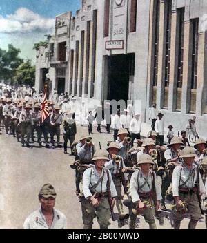 Vietnam: Kaiserliche japanische Truppen marschieren durch die Innenstadt von Saigon c. 1944. Die japanische Invasion der französischen Indochina, auch als Vietnam-Expedition bekannt, war eine Bewegung des japanischen Imperiums im September 1940, während des Zweiten Chinesisch-Japanischen Krieges, um China daran zu hindern, Waffen und Treibstoff durch die französische Indochina zu importieren, Über die chinesisch-vietnamesische Eisenbahn vom Hafen Haiphong über Hanoi nach Kunming in Yunnan. Japan besetzte Nord-Indochina, was die Blockade Chinas verschärfte und die Fortsetzung der langwierten Schlacht von Süd-Guangxi überflüssig machte. Stockfoto