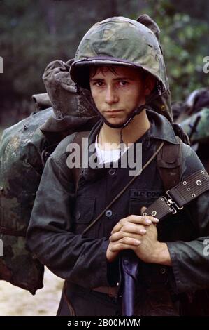 Vietnam: Ein junger Marine-Privatstrand wartet am Strand in Da Nang während des Zweiten Indochina-Krieges, 3. August 1965. Der zweite Indochina-Krieg, in Amerika als Vietnamkrieg bekannt, war ein militärischer Konflikt aus der Zeit des Kalten Krieges, der in Vietnam, Laos und Kambodscha vom 1. November 1955 bis zum Fall von Saigon am 30. April 1975 stattfand. Dieser Krieg folgte dem ersten Indochina-Krieg und wurde zwischen Nordvietnam, unterstützt von seinen kommunistischen Verbündeten, und der Regierung von Südvietnam, unterstützt von den USA und anderen antikommunistischen Nationen, geführt. Stockfoto