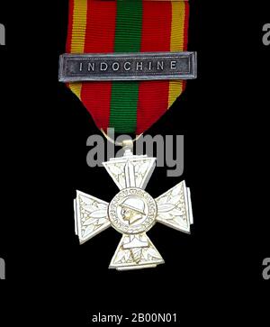 Indochina: Croix de Guerre Medaille aus dem ersten Indochina Krieg. Der erste Indochinakrieg (auch bekannt als französischer Indochinakrieg, Antifranzösischer Krieg, Franco-Vietnamesischer Krieg, Franco-Vietminh-Krieg, Indochinakrieg, schmutziger Krieg in Frankreich und Antifranzösischer Widerstandskrieg im heutigen Vietnam) wurde vom 19. Dezember 1946 bis zum 1. August 1954 in der französischen Indochinakriege geführt. Zwischen dem französischen Fernen Osten Expeditionskorps der Französischen Union, angeführt von Frankreich und unterstützt von der vietnamesischen Nationalarmee von Kaiser Bảo Đại gegen die Việt Minh, angeführt von Hồ Chí Minh und Võ Nguyên Giáp. Stockfoto