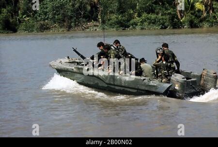 Vietnam: Mitglieder der U.S. Navy Seal Team One bewegen sich den Bassac Fluss in einem Seal Team Assault Boat (STICH) während Operationen entlang des Flusses südlich von Saigon, November 1967. Der zweite Indochina-Krieg, in Amerika als Vietnamkrieg bekannt, war ein militärischer Konflikt aus der Zeit des Kalten Krieges, der in Vietnam, Laos und Kambodscha vom 1. November 1955 bis zum Fall von Saigon am 30. April 1975 stattfand. Dieser Krieg folgte dem ersten Indochina-Krieg und wurde zwischen Nordvietnam, unterstützt von seinen kommunistischen Verbündeten, und der Regierung von Südvietnam, unterstützt von den USA und anderen antikommunistischen Nationen, geführt. Stockfoto