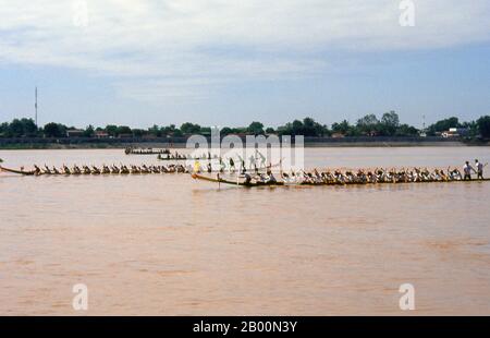 Laos: Bootsrennen auf dem Mekong bei Vientiane, Bun Nam Festival. Foto von David Henley. In Laos feiert das AWK Phansaa (AWK Watsa, Vollmond) Festival das Ende des dreimonatigen Regenrückzugs. Mönche dürfen die Klöster verlassen, um zu reisen und werden mit Roben, Almosenschalen und anderen Requisiten des abtrünkenden Lebens präsentiert. Am Vorabend von AWK Phansaa viele Menschen Mode kleine Bananenblattboote mit Kerzen, Weihrauch und andere Opfer, und schweben sie in Flüssen, ein Brauch bekannt als Lai Hua Fai, ähnlich wie Loy Krathong in Thailand. Stockfoto