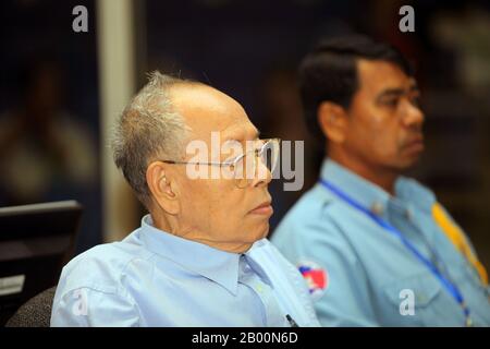 Kambodscha: Ieng Sary (1924-), stellvertretender Premierminister und Außenminister des Demokratischen Kampuchea (Khmer Rouge Cambodia) vor Gericht wegen Verbrechen gegen die Menschlichkeit, Phnom Penh, 2010. Foto: ECCC Pool/Mak Remissa (CC BY 2.0 License) Ieng Sary (geboren am 24. Oktober 1924) war eine mächtige Figur in den Khmer Rouge. Von 1975 bis 1979 war er stellvertretender Ministerpräsident und Außenminister des Demokratischen Kampuchea und bekleidete bis zu seiner Überstellung an die Regierung 1996 mehrere leitende Positionen in den Roten Khmer. Stockfoto