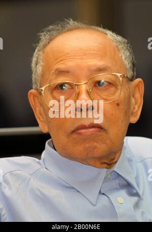 Kambodscha: Ieng Sary (1924-), stellvertretender Premierminister und Außenminister des Demokratischen Kampuchea (Khmer Rouge Cambodia) vor Gericht wegen Verbrechen gegen die Menschlichkeit, Phnom Penh, 2010. Foto: ECCC Pool/Mak Remissa (CC BY 2.0 License) Ieng Sary (geboren am 24. Oktober 1924) war eine mächtige Figur in den Khmer Rouge. Von 1975 bis 1979 war er stellvertretender Ministerpräsident und Außenminister des Demokratischen Kampuchea und bekleidete bis zu seiner Überstellung an die Regierung 1996 mehrere leitende Positionen in den Roten Khmer. Stockfoto