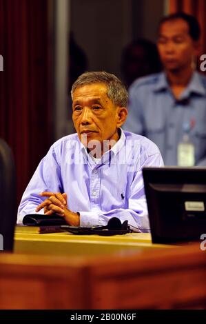 Kambodscha: Kang Kek IEW, alias Genosse Duch, ehemaliger Khmer Rouge Kommandant im Tuol Sleng S21 Gefängnis und Santebal Chef, 26. Juli 2010. Foto von ECCC Pool/Mark Peters (CC BY 2.0 Lizenz). Foto aufgenommen von Mark Peters während des Prozesses des Verdächtigen in den außerordentlichen Kammern der Gerichte von Kambodscha für die Verfolgung von Verbrechen, die während der Zeit des Demokratischen Kampuchea begangen wurden, allgemein bekannt als Kambodscha Tribunal. Stockfoto