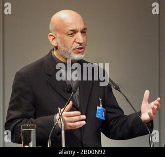 Afghanistan: Afghanischer Präsident Hamid Karzai auf der 45. Münchner Sicherheitskonferenz 2009. Foto von Harald Dettenborn (CC BY 3.0 DE Lizenz). Hamid Karzai (24. Dezember 1957 - ) ist der 12. Präsident Afghanistans und tritt am 7. Dezember 2004 sein Amt an. Nach der Absetzung des Taliban-Regimes Ende 2001 wurde er zu einer dominanten politischen Figur. Während der Internationalen Afghanistan-Konferenz im Dezember 2001 in Deutschland wurde Karzai von prominenten afghanischen Politikern für eine sechsmonatige Amtszeit als Vorsitzender der Interimsverwaltung ausgewählt. Stockfoto