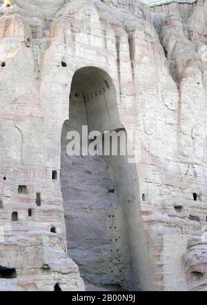 Afghanistan: Bamiyan Buddha Höhle im Jahr 2005 nach Zerstörung des Buddha-Bildes durch die Taliban im Jahr 2001. Die Buddhas von Bamiyan waren zwei monumentale Statuen von stehenden buddhas aus dem 6. Jahrhundert, die in die Seite einer Klippe im Bamiyan-Tal in der Region Hazarajat in Zentralafghanistan, 230 km (143 Meilen) nordwestlich von Kabul in einer Höhe von 2,500 Metern (8,202 Fuß), gehauen wurden. Die Statuen wurden 507 n.Chr. erbaut, die größeren 554 n.Chr., und stellten den klassischen Stil der Gandhara-Kunst dar. Die Hauptkörper wurden direkt von den Sandsteinfelsen gehauen. Stockfoto