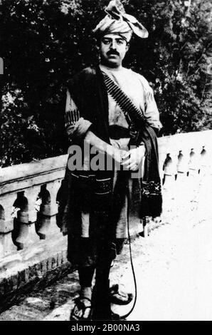 Afghanistan: Amanullah Khan (1. Juni 1892 – 25. April 1960) mit einem Gewehr, c. 1920er Jahre. Amanullah Khan (1. Juni 1892 – 25. April 1960) war von 1919 bis 1929 Herrscher des Emirats Afghanistan, zuerst als Amir und nach 1926 als Schah. Er führte Afghanistan zur Unabhängigkeit über seine Außenpolitik vom Vereinigten Königreich, und seine Herrschaft war von dramatischen politischen und sozialen Veränderungen geprägt. Stockfoto