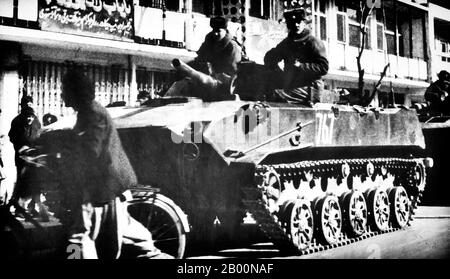 Afghanistan: Soldaten fahren an Bord eines sowjetischen BMD-Luftkampffahrzeugs in den Straßen von Kabul, 25. März 1986. Der sowjetische Krieg in Afghanistan war ein neunjähriger Konflikt, an dem die Sowjetunion beteiligt war und die marxistische Regierung der Demokratischen Republik Afghanistan gegen die indigenen afghanischen Mudschaheddin und ausländische ‘arabisch-afghanische’ Freiwillige unterstützte. Die Mudschaheddin fand andere Unterstützung von einer Vielzahl von Quellen einschließlich den Vereinigten Staaten, Saudi-Arabien, dem Vereinigten Königreich, Pakistan, Ägypten, China und anderen Nationen. Der afghanische Krieg wurde im weiteren Kontext des späten Kalten Krieges zu einem Stellvertreterkrieg. Stockfoto