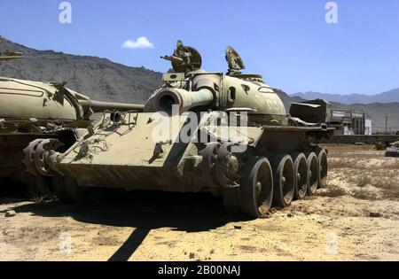 Afghanistan: Zwei sowjetische T-55 Hauptschlachtpanzer sitzen rostend auf einem Feld in der Nähe der Bagram Air Base, Afghanistan, c. 2002. Foto von Arlo K. Abrahamson. Der sowjetische Krieg in Afghanistan war ein neunjähriger Konflikt, an dem die Sowjetunion beteiligt war und die marxistische Regierung der Demokratischen Republik Afghanistan gegen die indigenen afghanischen Mudschaheddin und ausländische ‘arabisch-afghanische’ Freiwillige unterstützte. Die Mudschaheddin fanden andere Unterstützung von einer Vielzahl von Quellen einschließlich den Vereinigten Staaten, Saudi-Arabien, dem Vereinigten Königreich, Pakistan, Ägypten, China und anderen Nationen, die den Konflikt in einen Stellvertreterkrieg drehten. Stockfoto