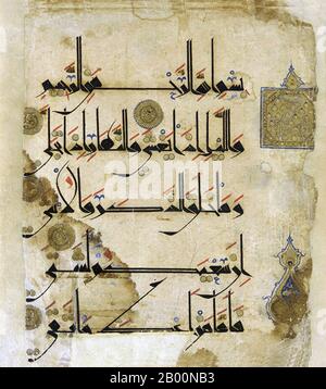 Naher Osten: Arabisch . Koranische Folio, Kufic-Schrift, 11. Jahrhundert. Kufic ist die älteste kalligraphische Form der verschiedenen arabischen Schriften und besteht aus einer modifizierten Form der alten nabatäischen Schrift. Der Name stammt von der Stadt Kufa im Irak. Obwohl sie in Mesopotamien mindestens 100 Jahre vor der Gründung von Kufa bekannt war. Zum Zeitpunkt der Entstehung des Islam war diese Art von Schrift bereits in verschiedenen Teilen der Arabischen Halbinsel im Einsatz. Es war in diesem Skript, dass die ersten Kopien des Qur'an geschrieben wurden. Kufic ist eine Form der Schrift, die aus geraden Linien und Winkeln besteht. Stockfoto