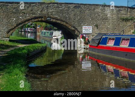 Narrowboats auf dem südlichen Abschnitt des Oxford-Kanals in Aynho Wharf, Northamptonshire, Großbritannien Stockfoto