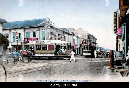 Singapur: Kreuzung von High Street und North Bridge Road, Postkarte, Ende des 19. Oder Anfang des 20. Jahrhunderts. Singapur beherbergte 1819 mit Genehmigung des Sultanats Johor einen Handelsposten der East India Company. Die Briten erlangten 1824 die Souveränität über die Insel und Singapur wurde 1826 zu einer der britischen Straits-Siedlungen. Im Zweiten Weltkrieg von den Japanern besetzt, erklärte Singapur die Unabhängigkeit und Vereinigte sich 1963 mit anderen ehemaligen britischen Territorien zu Malaysia, obwohl es zwei Jahre später von Malaysia getrennt wurde und zu einem der sehr wohlhabenden vier asiatischen Tiger wurde. Stockfoto