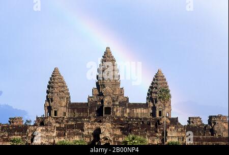 Kambodscha: Regenbogen über Angkor Wat. Angkor Wat wurde für König Suryavarman II. (Regierte 1113-50) im frühen 12. Jahrhundert als Staatstempel und Hauptstadt erbaut. Als besterhaltener Tempel am Standort Angkor ist er der einzige, der seit seiner Gründung ein bedeutendes religiöses Zentrum geblieben ist – zuerst Hindu, dem gott Vishnu gewidmet, dann Buddhist. Es ist das größte religiöse Gebäude der Welt. Der Tempel ist an der Spitze der hohen klassischen Stil der Khmer-Architektur. Es ist ein wichtiges Symbol von Kambodscha, erscheint auf seiner nationalen Flagge, und es ist die Hauptattraktion des Landes für Besucher. Stockfoto