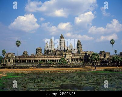 Kambodscha: Angkor Wat. Angkor Wat wurde für König Suryavarman II. (Regierte 1113-50) im frühen 12. Jahrhundert als Staatstempel und Hauptstadt erbaut. Als besterhaltener Tempel am Standort Angkor ist er der einzige, der seit seiner Gründung ein bedeutendes religiöses Zentrum geblieben ist – zuerst Hindu, dem gott Vishnu gewidmet, dann Buddhist. Es ist das größte religiöse Gebäude der Welt. Der Tempel ist an der Spitze der hohen klassischen Stil der Khmer-Architektur. Es ist zu einem Symbol von Kambodscha geworden, das auf seiner Nationalflagge erscheint, und es ist die Hauptattraktion des Landes für Besucher. Stockfoto