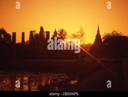 Thailand: Sonnenuntergang über Wat Mahathat, Sukhothai Historical Park. Wat Mahathat wurde im 13. Jahrhundert von König Intharathit (c. 1240-70) und im 14. Jahrhundert wieder aufgebaut. Es war das spirituelle Herz des Sukhothai-Reiches. Sukhothai, was wörtlich "Dawn of Happiness" bedeutet, war die Hauptstadt des Sukhothai-Königreichs und wurde 1238 gegründet. Es war die Hauptstadt des thailändischen Reiches für etwa 140 Jahre. Stockfoto