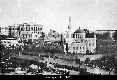 Türkei: Die Hamidiye Moschee im Bezirk Yildiz, Istanbul, Vlas Mikhailovich Doroshevich, c. 1900. Die Yıldız-Hamidiye-Moschee, auch Yıldız-Moschee genannt, ist eine osmanische kaiserliche Moschee, die sich im Stadtteil Yıldız Beşiktaş in Istanbul auf dem Weg zum Yıldız-Palast befindet. Die Moschee wurde vom osmanischen Sultan Abdul Hamid II. In Auftrag gegeben und zwischen 1884 und 1886 erbaut. Die Moschee wurde auf einem rechteckigen Grundriss gebaut und hat ein Minarett. Die Architektur der Moschee ist eine Kombination aus neugotischem Stil und klassischen osmanischen Motiven. Stockfoto