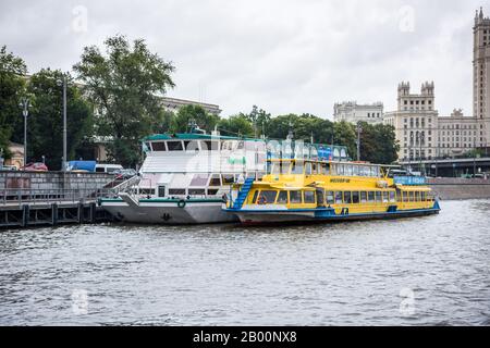 Kreuzfahrtschiff auf dem Moskwa-Fluss, Moskau, Russland, an einem regnerischen Tag mit wolkigem Himmel. Stockfoto