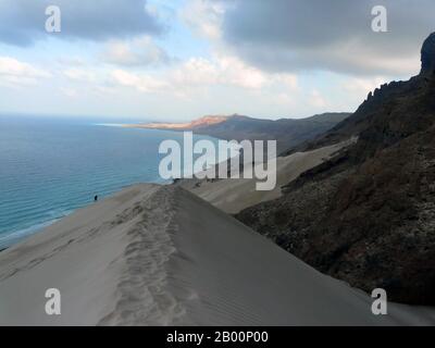 Jemen: Socotra Insel (Suqutra Insel), Strand und Dünen bei Ar'ar. Socotra, auch Soqotra geschrieben, ist ein kleiner Archipel von vier Inseln im Indischen Ozean. Die größte Insel, auch Socotra genannt, ist etwa 95% der Landmasse des Archipels. Es liegt etwa 240 km (150 mi) östlich des Horns von Afrika und 380 km (240 mi) südlich der Arabischen Halbinsel. Die Insel ist sehr isoliert und durch den Prozess der Artbildung, ein Drittel seiner Pflanzenwelt ist nirgendwo anders auf dem Planeten gefunden. Es wurde als der am meisten Alien-aussehende Ort auf der Erde beschrieben. Socotra ist Teil der Republik Jemen. Stockfoto