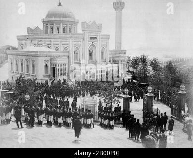 Türkei: Osmanische Zeremonie in der Hamidiye Moschee im Yildiz Bezirk, Istanbul. Foto der Abdullah Brüder (fl. 1858-1900), c. 1890. Die Yıldız-Hamidiye-Moschee, auch Yıldız-Moschee (türkisch: Yıldız Hamidiye Camii, Yıldız Camii) genannt, ist eine osmanische kaiserliche Moschee im Stadtteil Yıldız in Beşiktaş Istanbul, Türkei, auf dem Weg zum Yıldız-Palast. Die Moschee wurde vom osmanischen Sultan Abdul Hamid II. In Auftrag gegeben und zwischen 1884 und 1886 erbaut. Die Architektur der Moschee ist eine Kombination aus neugotischem Stil und klassischen osmanischen Motiven. Stockfoto