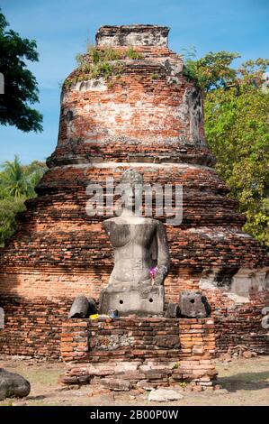 Thailand: Wat Si Sanphet, Ayutthaya Historical Park. Ayutthaya historischen Park umfasst die Ruinen der alten Stadt Ayutthaya, Zentral-Thailand, die von König Ramathibodi I im Jahr 1350 gegründet wurde und war die Hauptstadt von Siam bis zu seiner Zerstörung durch die burmesische Armee im Jahr 1767. Dreiunddreißig Monarchen einschließlich König Rama IV. Regierten von Ayutthaya. Zu den Ruinen gehören viele buddhistische Tempel und Schreine. Im Jahr 1969 begann die Renovierung der Ruinen, und der Park wurde zum UNESCO-Weltkulturerbe im Jahr 1991 erklärt. Stockfoto