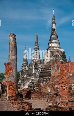 Thailand: Wat Si Sanphet, Ayutthaya Historical Park. Ayutthaya historischen Park umfasst die Ruinen der alten Stadt Ayutthaya, Zentral-Thailand, die von König Ramathibodi I im Jahr 1350 gegründet wurde und war die Hauptstadt von Siam bis zu seiner Zerstörung durch die burmesische Armee im Jahr 1767. Dreiunddreißig Monarchen einschließlich König Rama IV. Regierten von Ayutthaya. Zu den Ruinen gehören viele buddhistische Tempel und Schreine. Im Jahr 1969 begann die Renovierung der Ruinen, und der Park wurde zum UNESCO-Weltkulturerbe im Jahr 1991 erklärt. Stockfoto