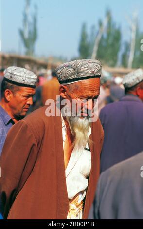 China: Älterer uigurischer Mann auf dem Sunday Livestock Market, Kashgar, Xinjiang. Die früheste Erwähnung Kashgars findet statt, als ein Gesandter der chinesischen Han-Dynastie (206 v. Chr. – 220 n. Chr.) die nördliche Seidenstraße bereiste, um Länder im Westen zu erkunden. Eine andere frühe Erwähnung von Kashgar ist während der ehemaligen Han (auch bekannt als die westliche Han-Dynastie), als im Jahre 76 v. Chr. die Chinesen die Xiongnu, Yutan (Khotan), Sulei (Kashgar) und eine Gruppe von Staaten im Tarimbecken fast bis zum Fuß des Tian Shan Gebirges eroberten. Stockfoto