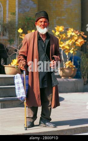 China: Älterer uigurischer Mann vor der 'ID Gah Moschee, Kashgar, Xinjiang. Die früheste Erwähnung Kashgars findet statt, als ein Gesandter der chinesischen Han-Dynastie (206 v. Chr. – 220 n. Chr.) die nördliche Seidenstraße bereiste, um Länder im Westen zu erkunden. Eine andere frühe Erwähnung von Kashgar ist während der ehemaligen Han (auch bekannt als die westliche Han-Dynastie), als im Jahre 76 v. Chr. die Chinesen die Xiongnu, Yutan (Khotan), Sulei (Kashgar) und eine Gruppe von Staaten im Tarimbecken fast bis zum Fuß des Tian Shan Gebirges eroberten. Stockfoto