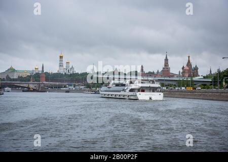 Kreuzfahrtschiff auf dem Moskwa-Fluss, Moskau, Russland, an einem regnerischen Tag mit wolkigem Himmel. Stockfoto