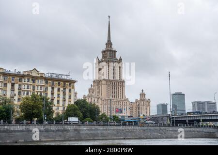 Das Radisson Collection Hotel, Moskau oder das Ukraine Hotel, am Ufer des Moskaus, einer der berühmten neogotischen Himmel der Stalin-Ära Moskaus Stockfoto