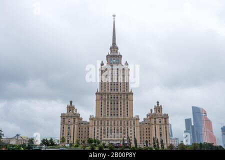 Das Radisson Collection Hotel, Moskau oder das Ukraine Hotel, am Ufer des Moskaus, einer der berühmten neogotischen Himmel der Stalin-Ära Moskaus Stockfoto