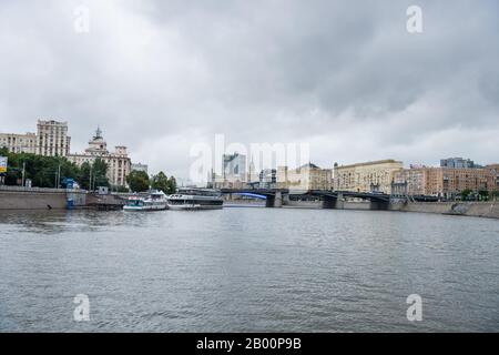 Moderne Gebäude am Ufer der Moskwa, Moskau, Russland. Ansicht bilden Sie ein Kreuzfahrtschiff auf dem Fluss. Stockfoto