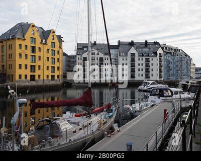 Yachten und Gebäude des Europäischen Alesund Stadt Romsdal Region und Yachten in Norwegen Stockfoto