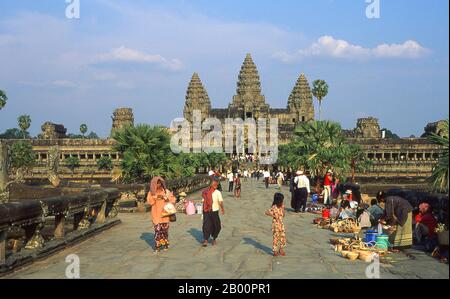 Kambodscha: Die westliche Annäherung an Angkor Wat. Angkor Wat wurde für König Suryavarman II. (Regierte 1113-50) im frühen 12. Jahrhundert als Staatstempel und Hauptstadt erbaut. Als besterhaltener Tempel am Standort Angkor ist er der einzige, der seit seiner Gründung ein bedeutendes religiöses Zentrum geblieben ist – zuerst Hindu, dem gott Vishnu gewidmet, dann Buddhist. Es ist das größte religiöse Gebäude der Welt. Der Tempel ist an der Spitze der hohen klassischen Stil der Khmer-Architektur. Es ist zu einem Symbol Kambodschas geworden, das auf seiner Nationalflagge erscheint, und es ist die Hauptattraktion des Landes. Stockfoto