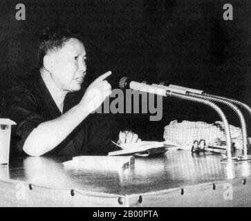 Kambodscha: Saloth Sar, besser bekannt als Pol Pot, spricht eine geschlossene Kommunistische Partei von Kampuchea Sitzung in Phnom Penh, wahrscheinlich c. 1976. Saloth Sar (19. Mai 1928–15. April 1998), besser bekannt als Pol Pot, war von 1976–1979 der Führer der kambodschanischen kommunistischen Bewegung, bekannt als Khmer Rouge und Premierminister des Demokratischen Kampuchea. Im Jahr 1979, nach der Invasion von Kambodscha durch Vietnam, Pol Pot floh in den Dschungel des Südwestkambodschas. Pol Pot starb 1998, als er von der Ta Mok-Fraktion der Roten Khmer unter Hausarrest gestellt wurde. Stockfoto