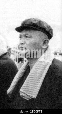 Kambodscha: Khmer Rouge 'Brother No 2', Nuon Chea, am Flughafen Pochentong, Phnom Penh, ca. 1977. Dies ist ein seltenes Bild von Nuon Chea, 'Bruder Nr. 2' und Pol Pots engstem Vertrauten während der denmokratischen Kampuchea-Zeit. Nuon Chea, alias Long Bunruot, wurde 1926 in der Provinz Battambang geboren. Ein Sino-Khmer, ursprünglich Lau Ben Kon genannt, studierte er an der Thmmasat Universität in Bangkok, bevor er zum geheimsten und rücksichtslosesten Theoretiker der Roten Khmer wurde. Stockfoto